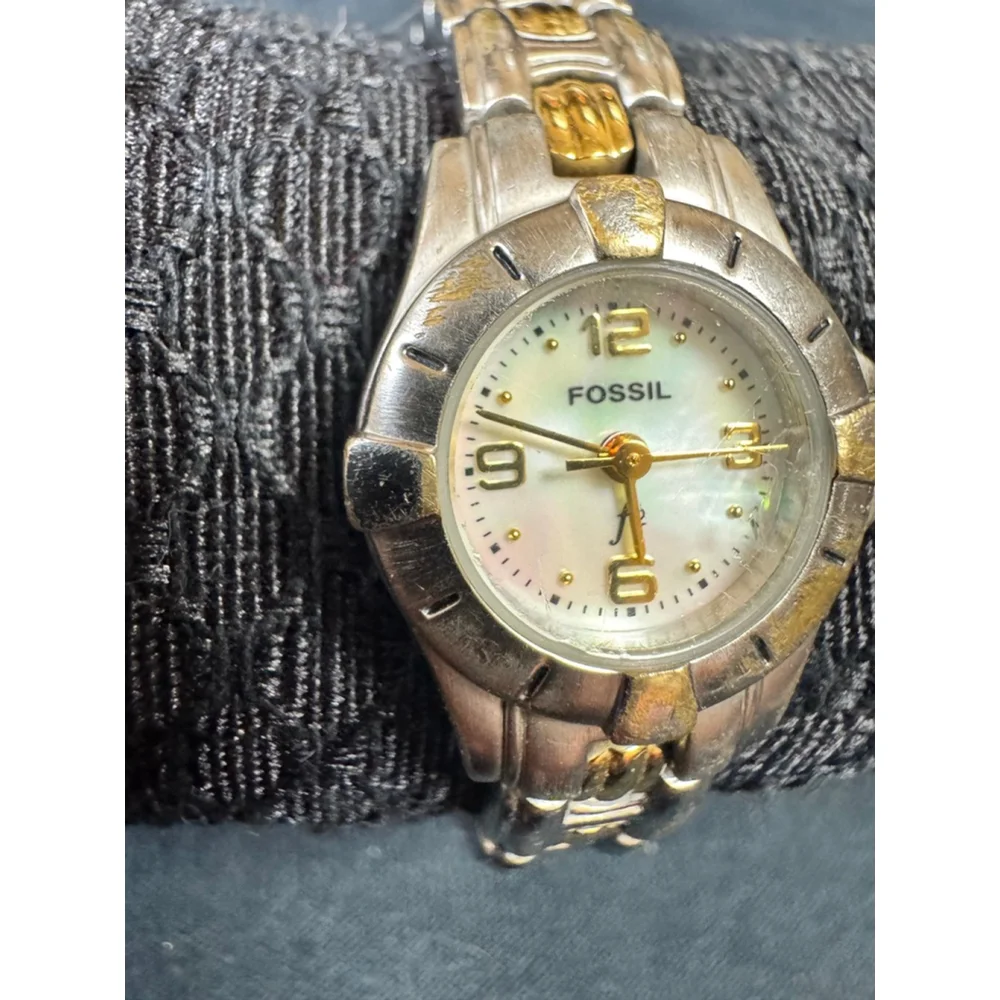 Vintage - F2 Fossil women's two-tone wrist watch with a mother-of-pearl face
